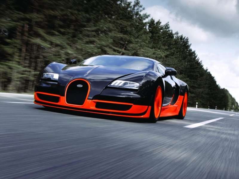Bugatti Veyron 16.4 Super Sport - $4,000,000: Có thể nói, danh tiếng của Bugatti chủ yếu đến từ 1 dòng xe duy nhất của họ. Bugatti là Veyron, và Veyron cũng chính là Bugatti. Đối tượng chính của chúng ta, Veyron Super Sport là một trong những siêu xe nhanh nhất hành tinh, với tốc độ được \'giới hạn\' ở mức 257 dặm/giờ để đảm bảo cho lốp xe của nó. Nói một cách khác, những kỹ sư và luật sư tại Bugatti cho rằng công nghệ lốp xe vẫn chưa đạt đến ngưỡng an toàn để họ thoải mái tận dụng sức mạnh đến từ động cơ 16 xi lanh turbocharge 8 lít, 1,200 mã lực của mình.